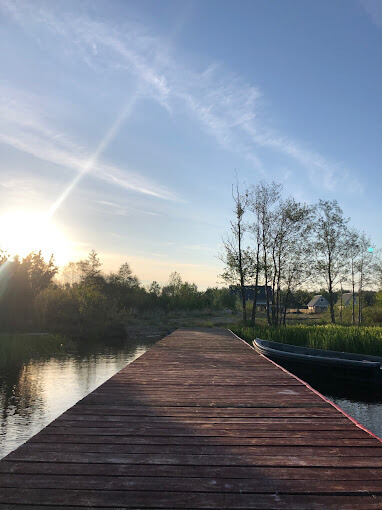Pomost nad Jeziorem Wieckim o zachodzie słońca z zacumowaną łódką